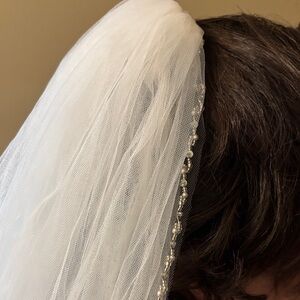 Elegant White Bridal Veil with Pearl Accents